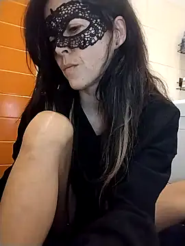 Snapshot of EmySkinny85 chatting on 12.19.24 EmySkinny85 online show from 12.19.24