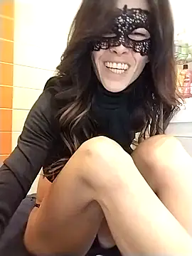 Snapshot of EmySkinny85 chatting on 12.31.24 EmySkinny85 online show from 12.31.24