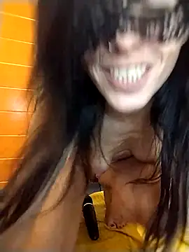 Snapshot of EmySkinny85 chatting on 01.15.25 EmySkinny85 online show from 01.15.25