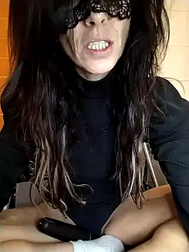 Snapshot of EmySkinny85 chatting on 02.04.25 EmySkinny85 online show from 02.04.25