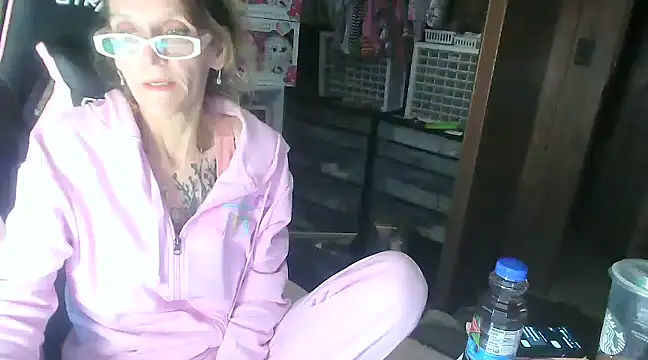 Snapshot of MsJustDamn71 chatting on 01.04.25 MsJustDamn71 online show from 01.04.25