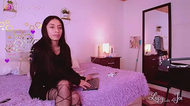 Snapshot of Lucy_joi chatting on 10.06.25 Lucy joi online show from 10.06.25