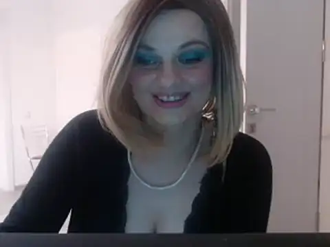 Snapshot of YourSweetJam chatting on 01.04.25 YourSweetJam online show from 01.04.25