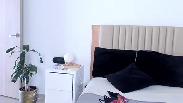 AnaHenao online show from 10.15.25