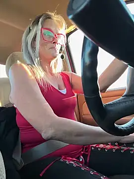 Snapshot of vixendoll87 chatting on 10.22.25 vixendoll87 online show from 10.22.25