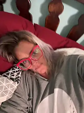 Snapshot of vixendoll87 chatting on 11.01.25 vixendoll87 online show from 11.01.25