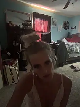 Snapshot of vixendoll87 chatting on 11.12.25 vixendoll87 online show from 11.12.25