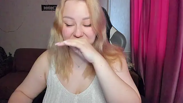 Snapshot of Milafoxxxy chatting on 11.04.25 Milafoxxxy online show from 11.04.25