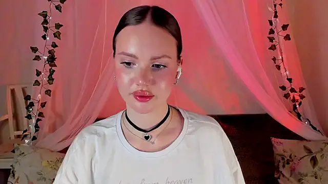 Snapshot of MishkaMe chatting on 12.20.24 MishkaMe online show from 12.20.24