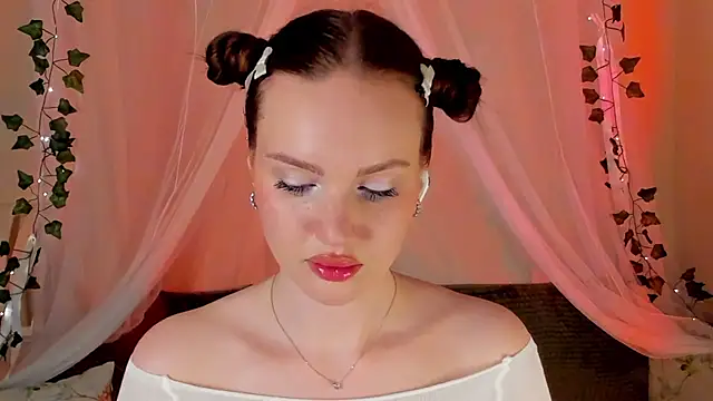 Snapshot of MishkaMe chatting on 12.25.24 MishkaMe online show from 12.25.24