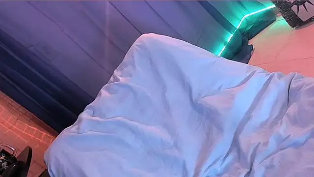 Snapshot of roberts_kloe chatting on 01.22.25 roberts kloe online show from 01.22.25