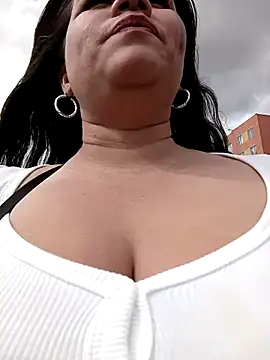 Snapshot of Julieta-tits chatting on 12.19.24 Julieta-tits online show from 12.19.24