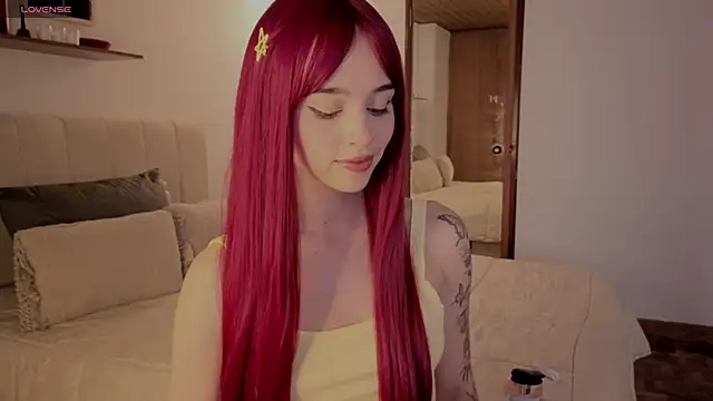 Snapshot of Roxxy_mora chatting on 10.06.25 Roxxy mora online show from 10.06.25