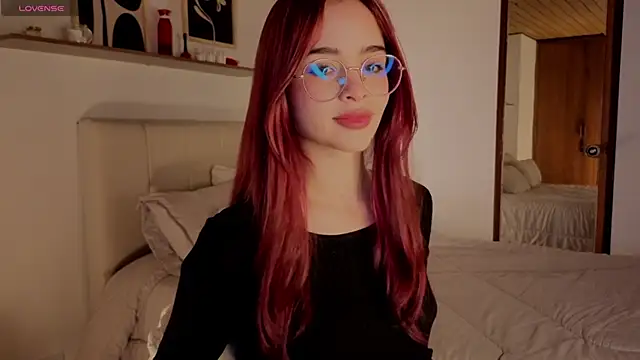 Snapshot of Roxxy_mora chatting on 10.23.25 Roxxy mora online show from 10.23.25