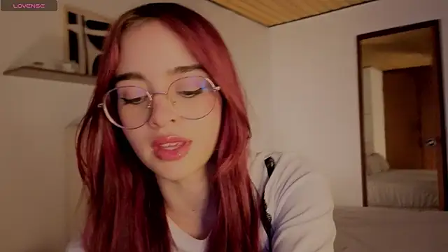 Snapshot of Roxxy_mora chatting on 10.24.25 Roxxy mora online show from 10.24.25