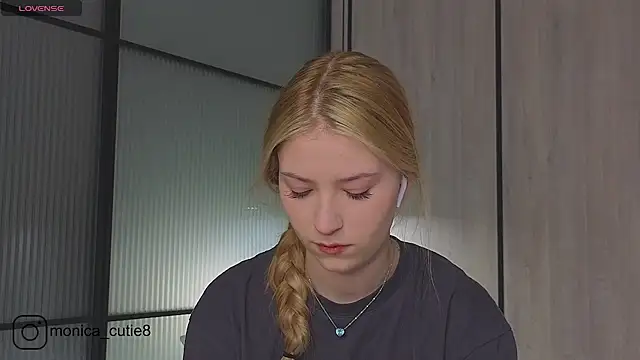 Monikacutie online show from 03.03.25