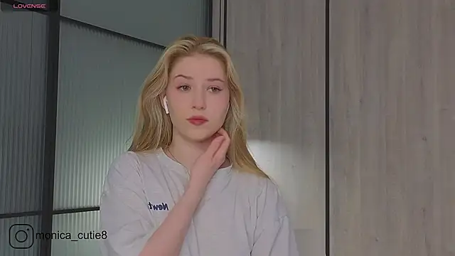 Monikacutie online show from 03.09.25