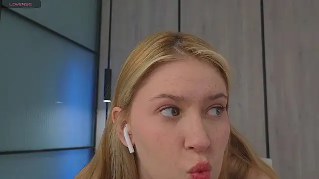 Monikacutie online show from 03.23.25