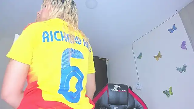 sofiacastillo01 online show from 12.16.25