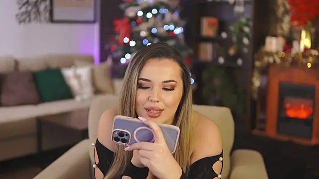 Snapshot of EvaSunderland chatting on 12.20.24 EvaSunderland online show from 12.20.24