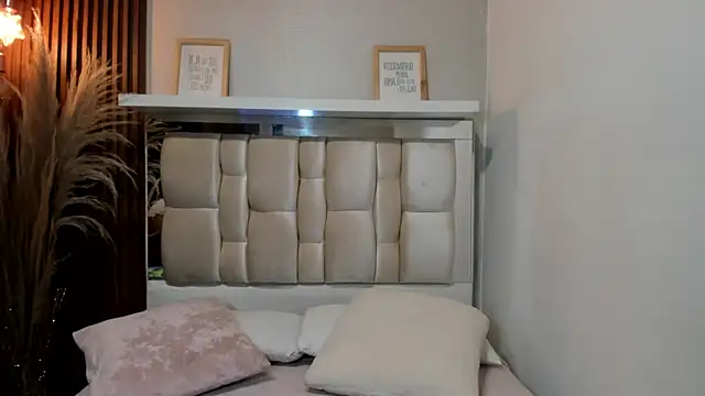 Snapshot of ANTONELLA__ROUSE_ chatting on 01.25.25 ANTONELLA ROUSE online show from 01.25.25