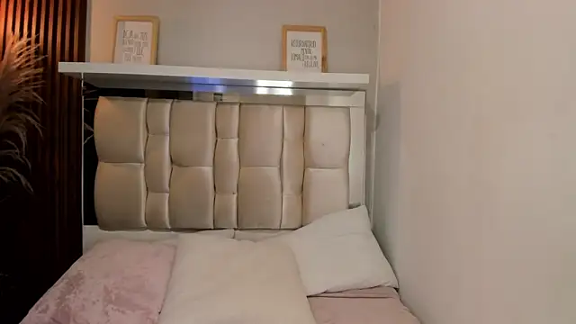 Snapshot of ANTONELLA__ROUSE_ chatting on 01.27.25 ANTONELLA ROUSE online show from 01.27.25