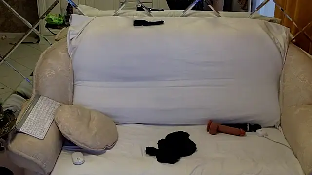 Snapshot of BEST-1 chatting on 10.17.25 BEST-1 online show from 10.17.25