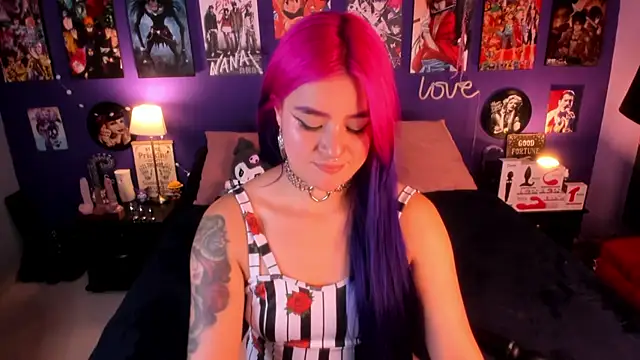 Snapshot of anne_cross chatting on 10.15.25 anne cross online show from 10.15.25