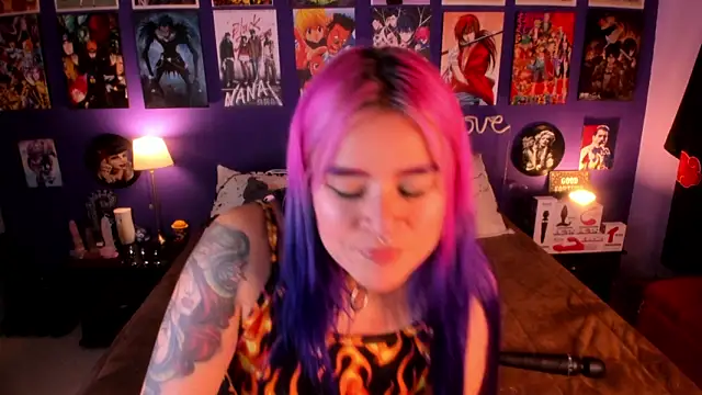 Snapshot of anne_cross chatting on 11.08.25 anne cross online show from 11.08.25