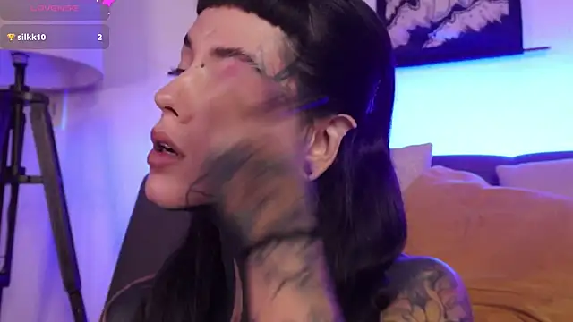 Snapshot of SylveonFox chatting on 10.24.25 SylveonFox online show from 10.24.25