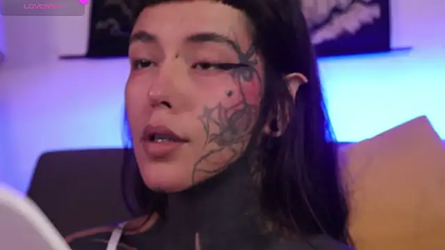 Snapshot of SylveonFox chatting on 10.28.25 SylveonFox online show from 10.28.25