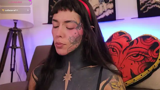 Snapshot of SylveonFox chatting on 11.10.25 SylveonFox online show from 11.10.25