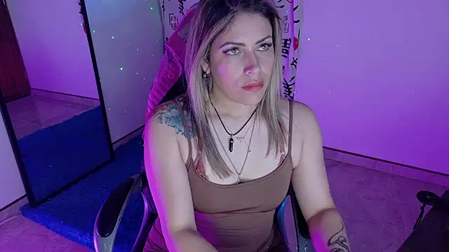 Snapshot of Natalia_Montoya chatting on 10.20.25 Natalia Montoya online show from 10.20.25