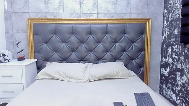 Snapshot of LaurenSnow chatting on 12.24.24 LaurenSnow online show from 12.24.24