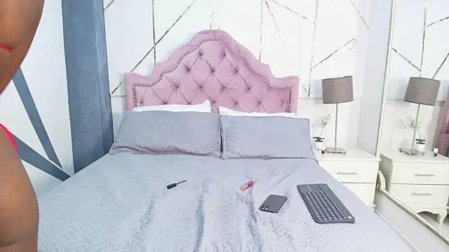 Snapshot of LaurenSnow chatting on 02.14.25 LaurenSnow online show from 02.14.25