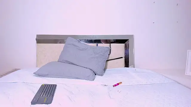 Snapshot of LaurenSnow chatting on 03.01.25 LaurenSnow online show from 03.01.25