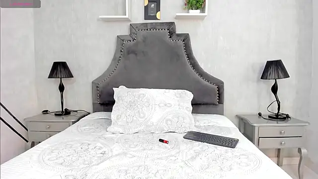 Snapshot of LaurenSnow chatting on 11.02.25 LaurenSnow online show from 11.02.25