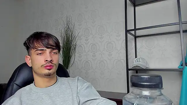 Snapshot of BrandonTate chatting on 12.04.24 BrandonTate online show from 12.04.24