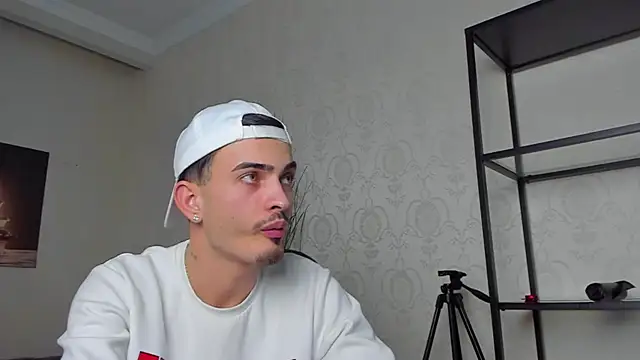 Snapshot of BrandonTate chatting on 12.18.24 BrandonTate online show from 12.18.24