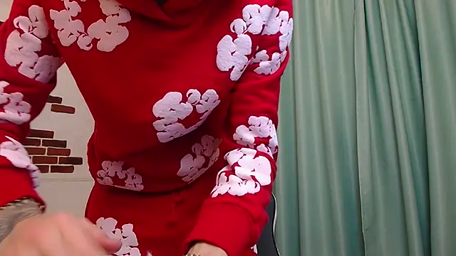 Snapshot of BrandonTate chatting on 12.20.24 BrandonTate online show from 12.20.24