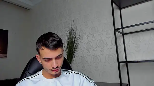 Snapshot of BrandonTate chatting on 01.10.25 BrandonTate online show from 01.10.25