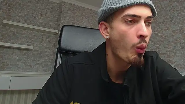 Snapshot of BrandonTate chatting on 02.11.25 BrandonTate online show from 02.11.25