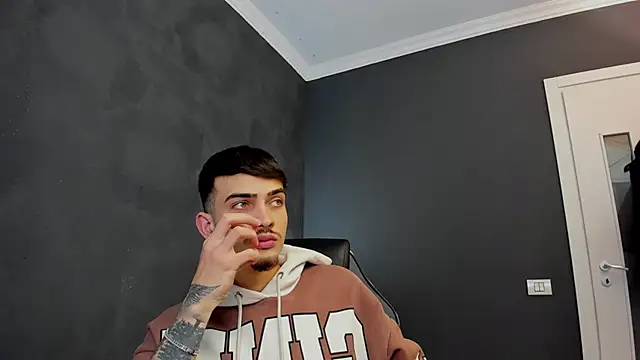 Snapshot of BrandonTate chatting on 03.01.25 BrandonTate online show from 03.01.25