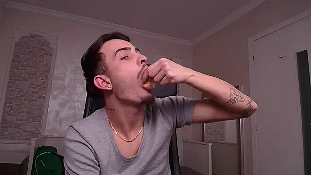 Snapshot of BrandonTate chatting on 03.13.25 BrandonTate online show from 03.13.25