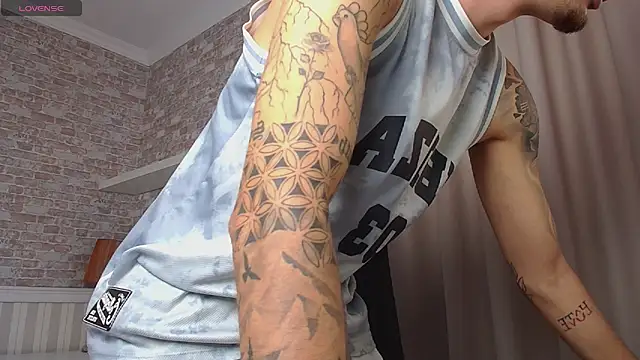 Snapshot of BrandonTate chatting on 09.23.25 BrandonTate online show from 09.23.25