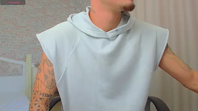 Snapshot of BrandonTate chatting on 09.24.25 BrandonTate online show from 09.24.25