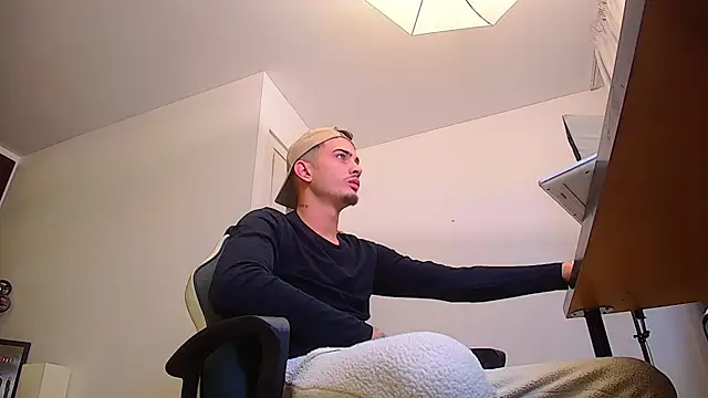 Snapshot of BrandonTate chatting on 10.01.25 BrandonTate online show from 10.01.25