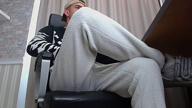 Snapshot of BrandonTate chatting on 10.02.25 BrandonTate online show from 10.02.25