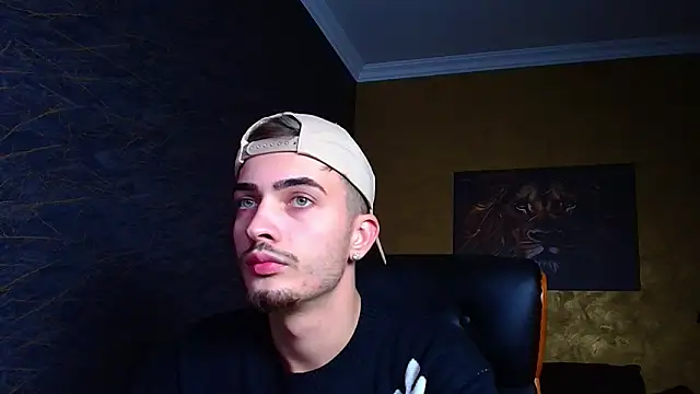 Snapshot of BrandonTate chatting on 10.03.25 BrandonTate online show from 10.03.25