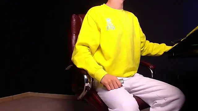 Snapshot of BrandonTate chatting on 10.08.25 BrandonTate online show from 10.08.25